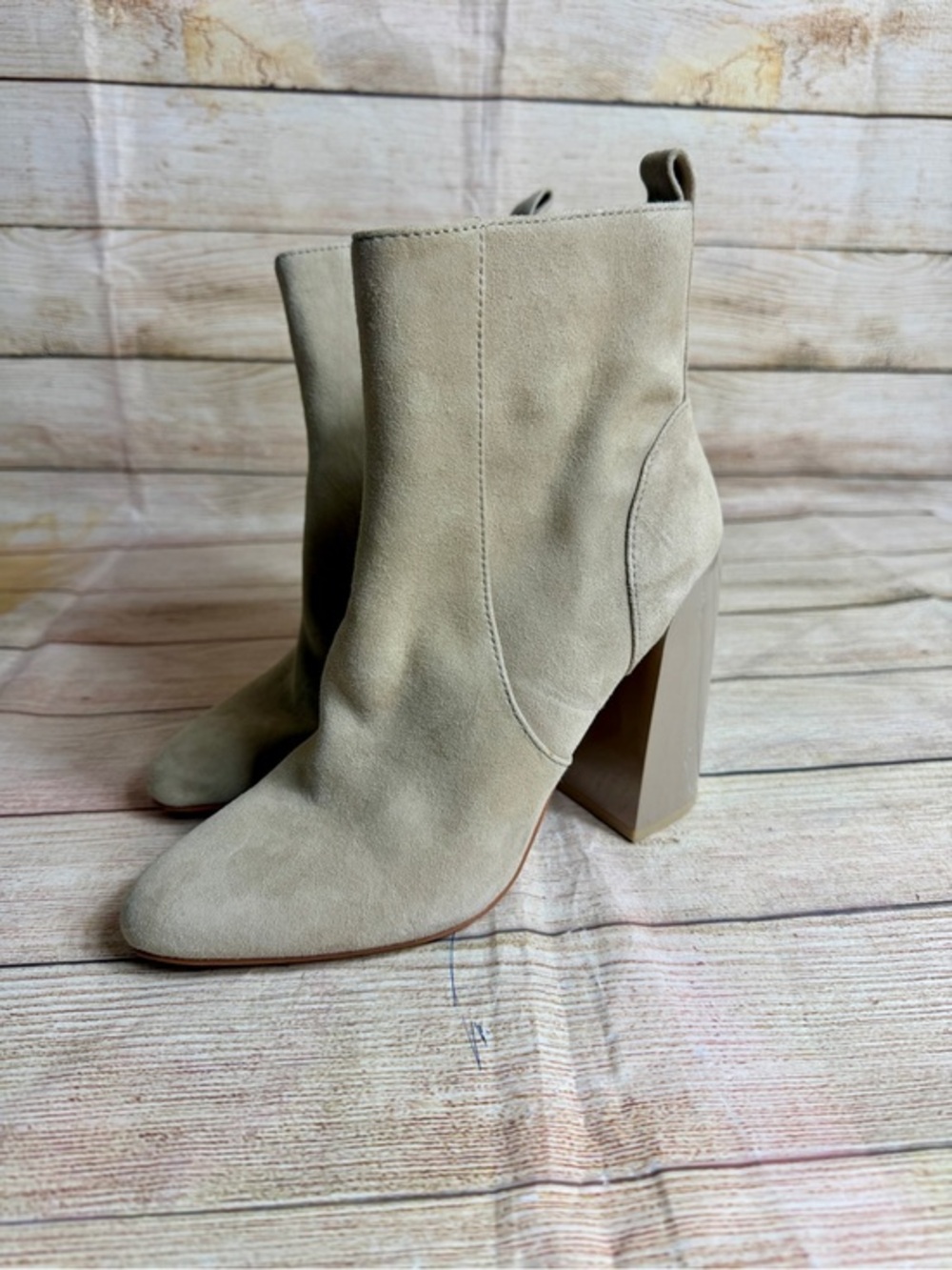 NWOT Vince Camuto Enverna suede block heel ankle boots. Taupe. Size 7